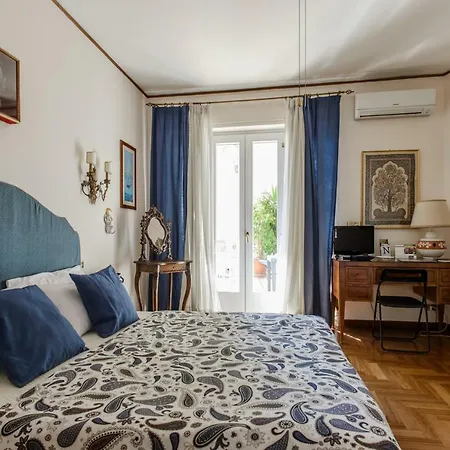 Paolino's Balcony Apartment Naples